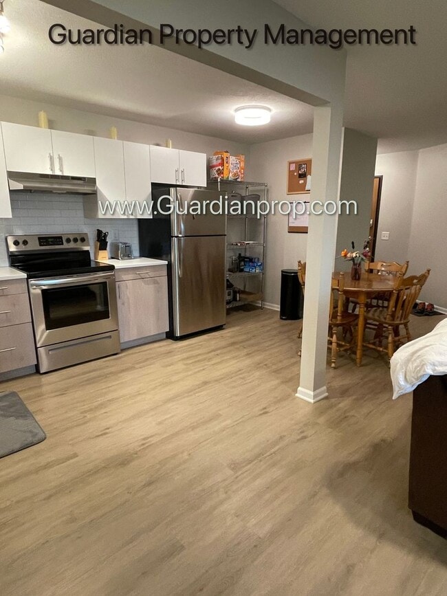 Building Photo - Champlin 2nd Floor Renovated Apartment, Di...