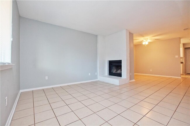 Building Photo - 8401 Colony Loop Dr