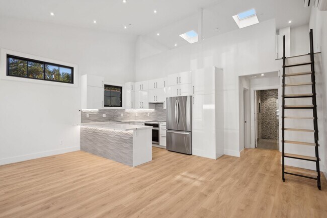 Foto del edificio - Newly Built Home With Loft in Downtown Palo Alto