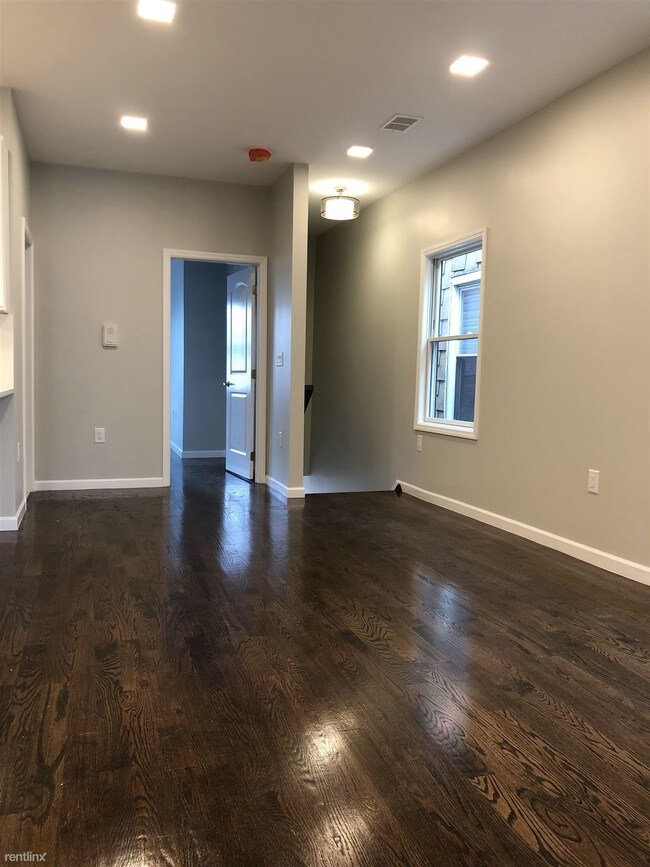 Foto del edificio - 3 br, 2 bath Apartment - 90 Mallory Ave Apt 2