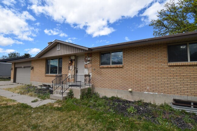 Foto del edificio - Updated 5 Bed West Valley Gem with Great Layout & Outdoor Living Space!!