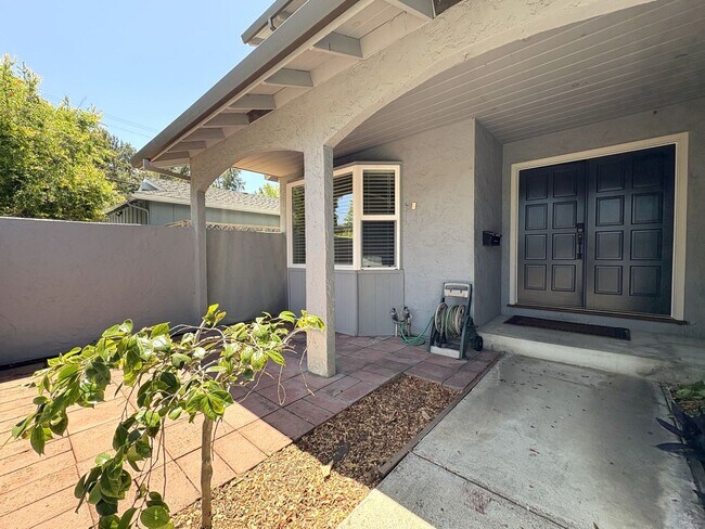Foto del edificio - Charming Palo Alto Home with Beautiful Lan...