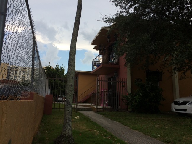 Entry - 1434 NW 2nd St