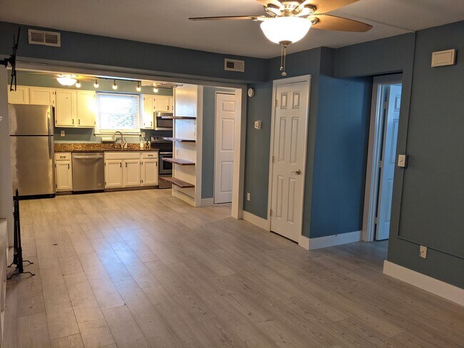 Foto del edificio - Bright and Open Floor Plan Across the Street from the Beach!