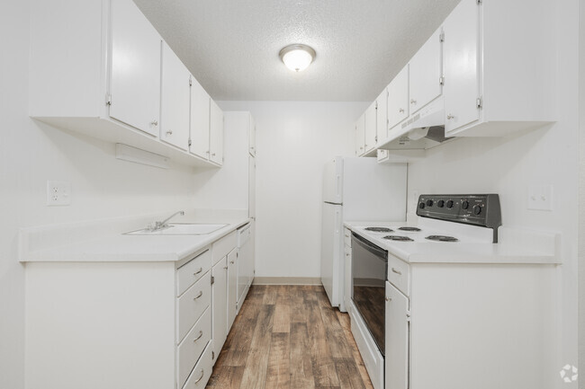 2BR, 1BA - 880SF - Kitchen - Westside Estate