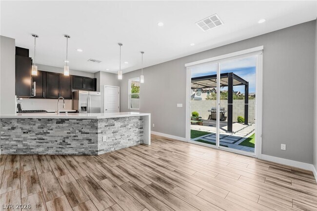 Foto del edificio - 8668 Halcon Ave