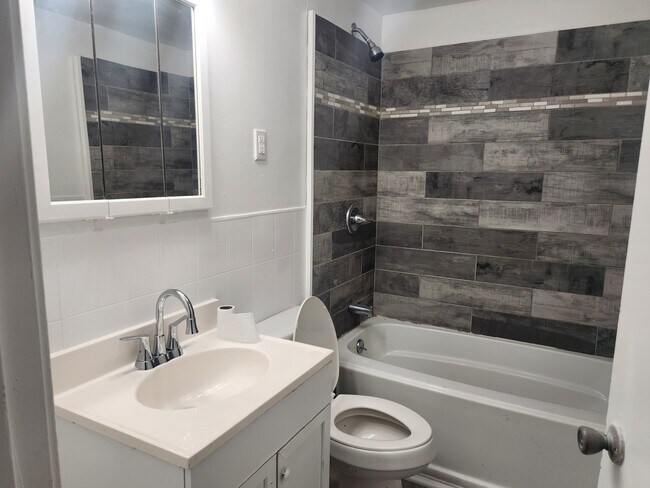 Foto del edificio - 604 12th Ave NW