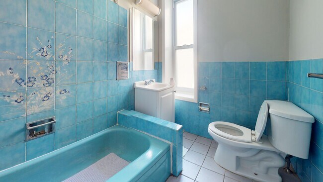 Building Photo - Spacious and Beautiful 3-Bedroom