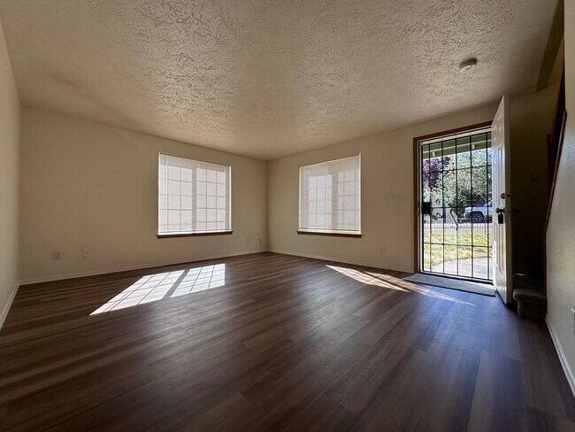 Foto del edificio - Stunning Spacious Duplex near Fairview Village!