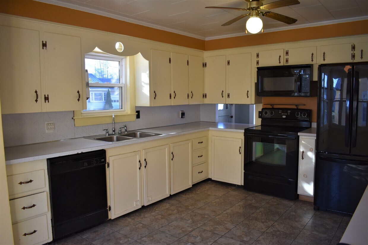 Primary Photo - 885 Minot Ave