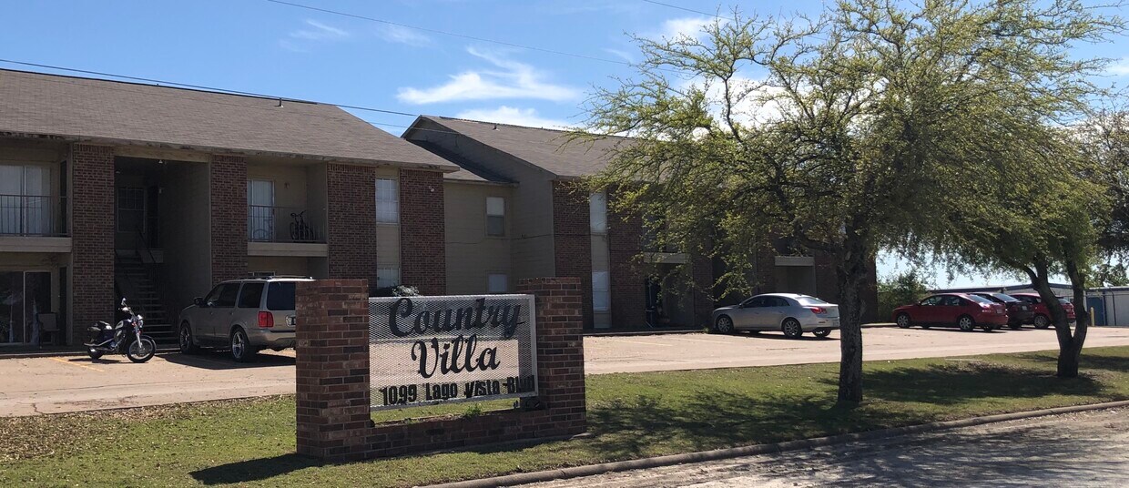 Welcome Home to County Villa Apartments! - 1099 Lago Vista Blvd