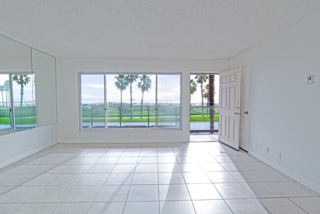 Foto del edificio - Port Hueneme | Surfside ll | 1 Bed + 1 Bath | Ocean Views | Gated Community | Unfurnished