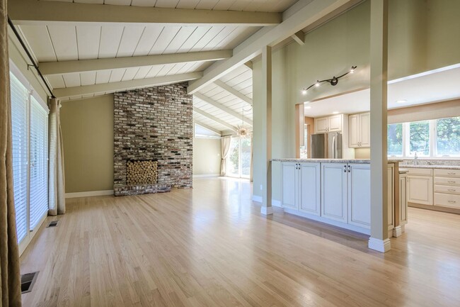 Foto del edificio - 5 Bedroom / 3 Bathroom House in Burlingame...