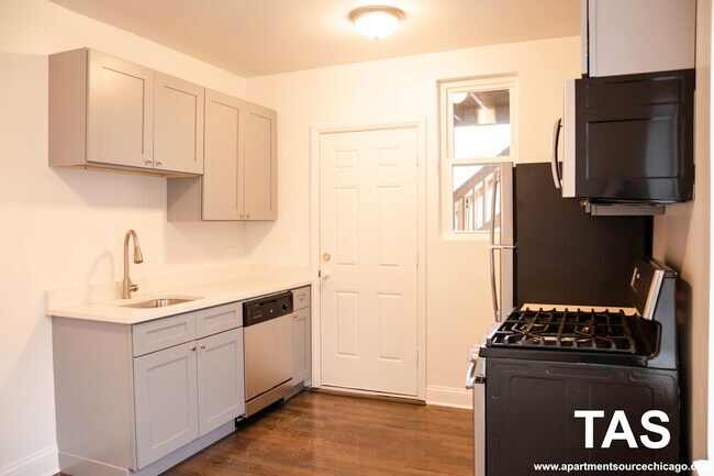 Foto del edificio - 2347 N Drake Ave