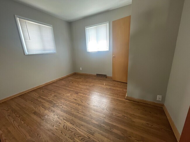 Foto del edificio - 2025 W Warnimont Ave