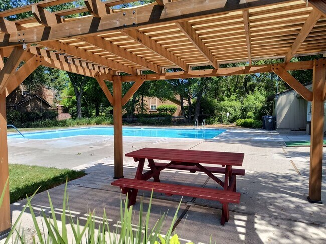 Foto del edificio - Newley Updated 4 bedroom, 2.5 bathroom Townhome in Citrus Heights!!!