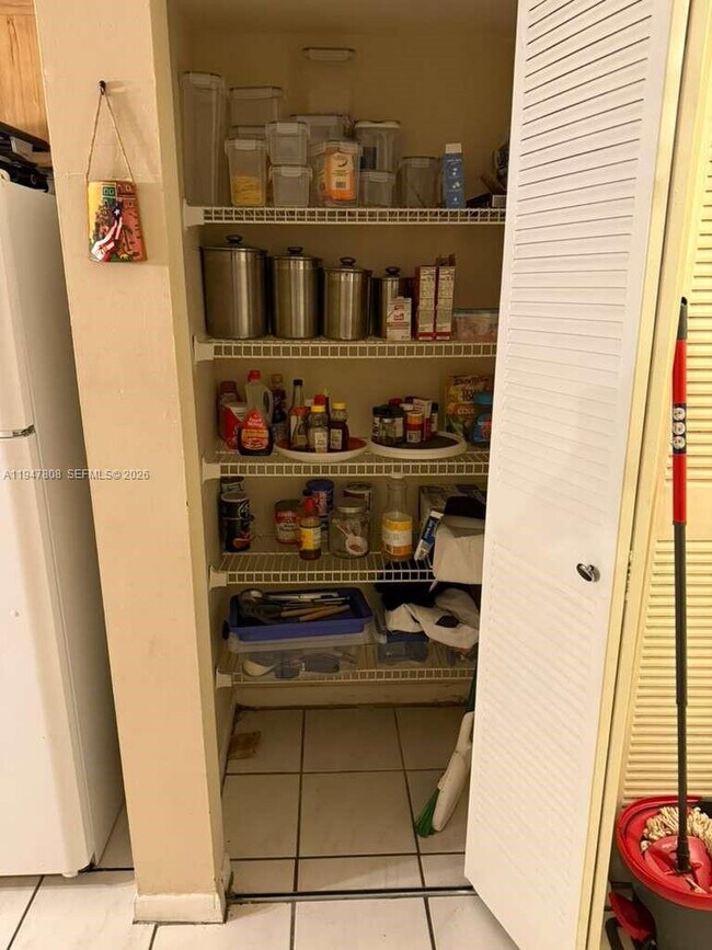 Foto del edificio - 6031 Shaker Wood Cir