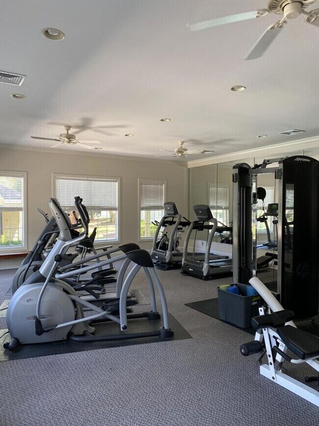 Building Photo - Beautiful Condo in Mount Pleasant!