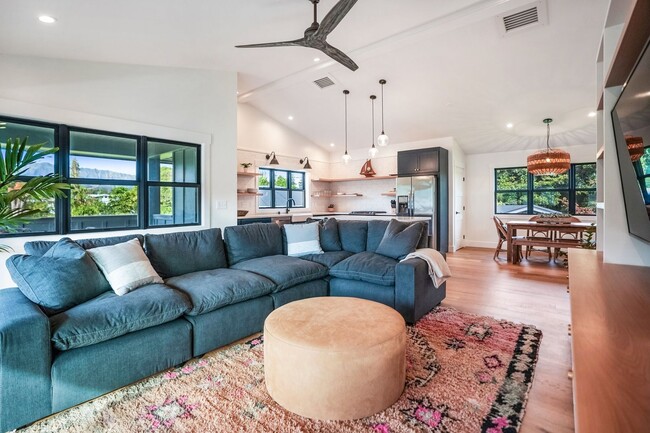 Building Photo - Furnished 3 Bedroom 2.5 Bathroom Home in H...