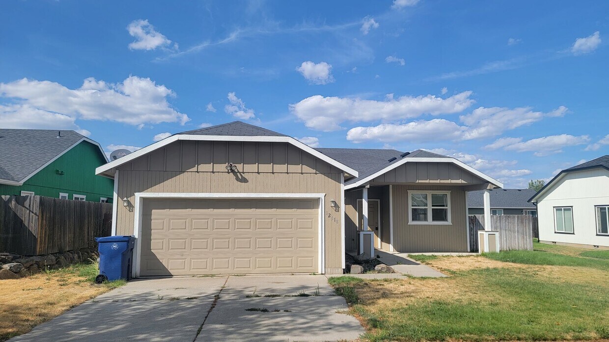 Foto principal - 3 Bedroom Home Near Fairchild Air Force Base