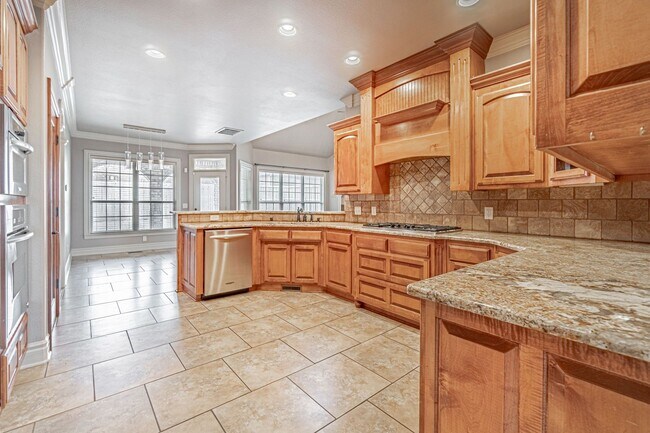 Building Photo - Gorgeous Rogers Home!