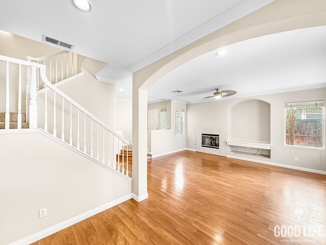 Foto del edificio - Modern 3-Bedroom Home with Backyard, Beaut...