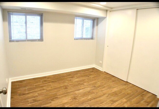 Foto del edificio - 2652 N Harding Ave