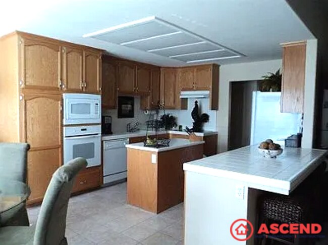 Foto del edificio - Spacious 4BD/2BA Home in Bakersfield's Desirable 93311 — HOA Community with Pool Access!