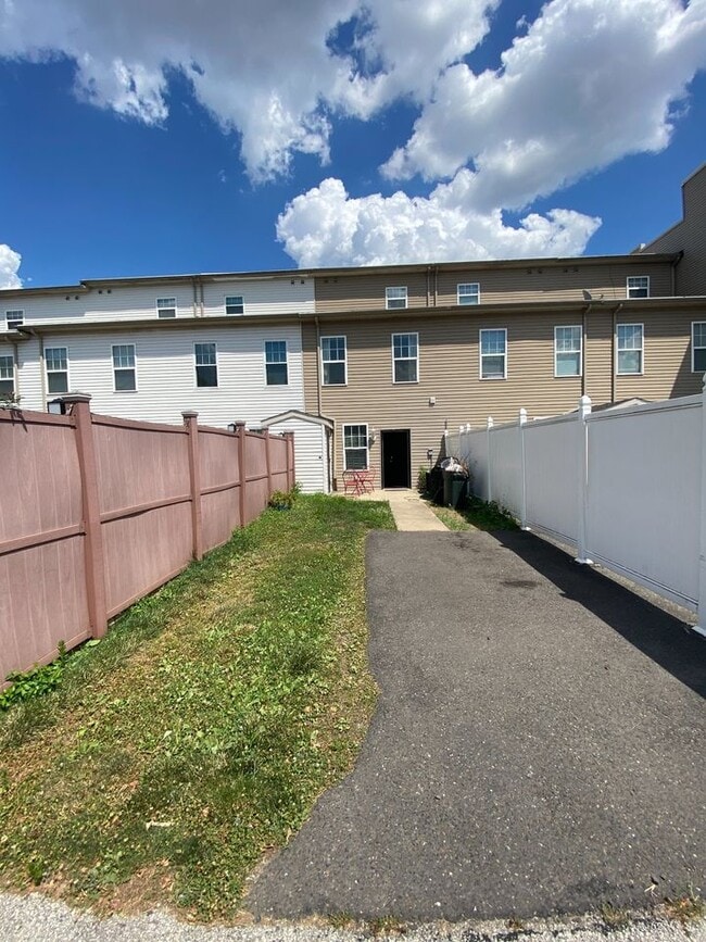 Building Photo - 714 S 13th St