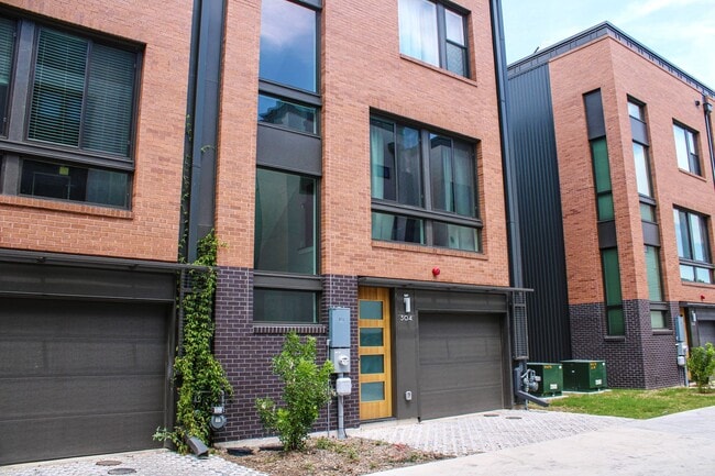 Building Photo - LUXURY 3-BEDROOM PEARL-DISTRICT TOWNHOME