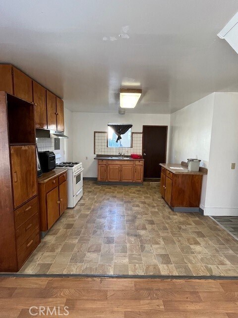 Foto del edificio - 3351 E Del Mar Blvd