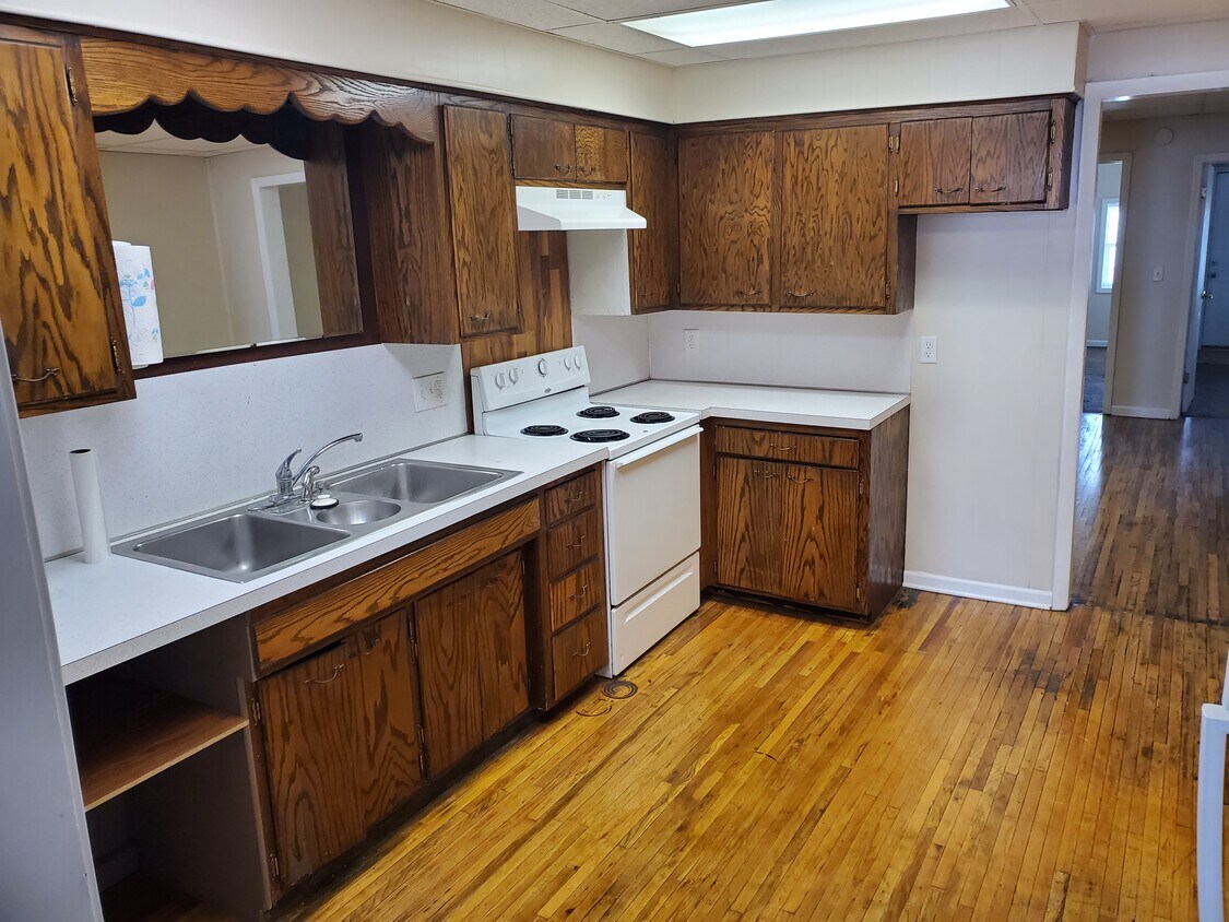 Kitchen - 105 Elm St N