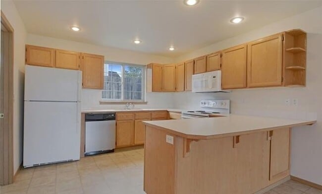 Building Photo - Bright Everett Home with 2-Car Garage