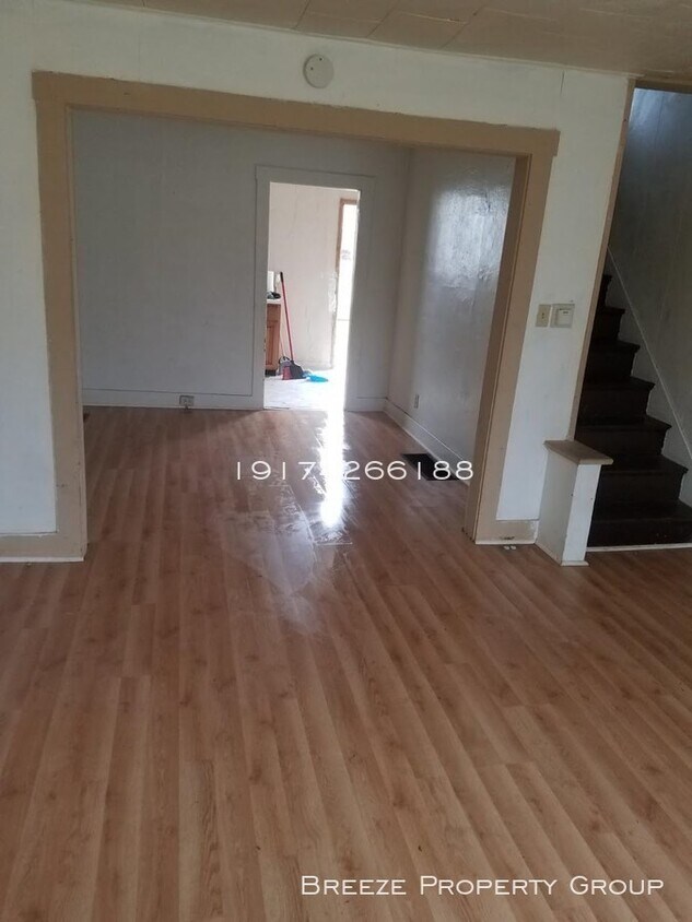 Primary Photo - Nice 2 bed 2 bath with off-street parking