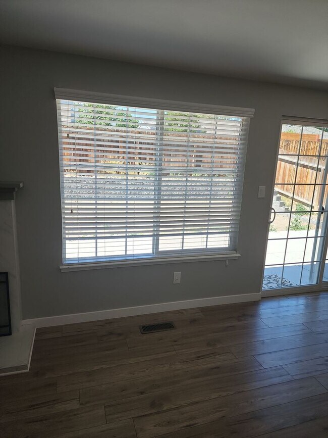 Building Photo - 4 bedroom single level home zoned for Reed...