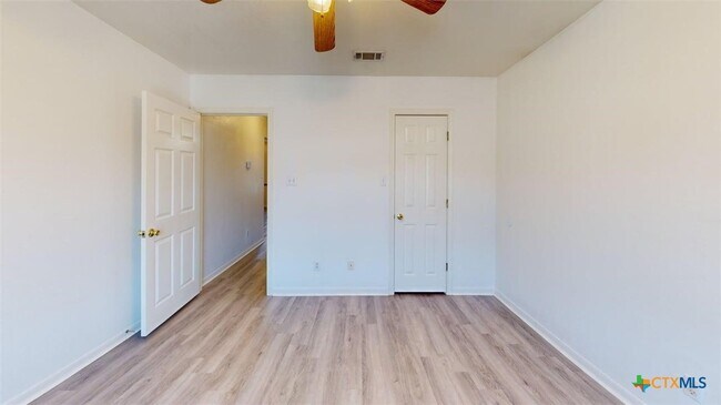 Building Photo - 204 W Truman Ave