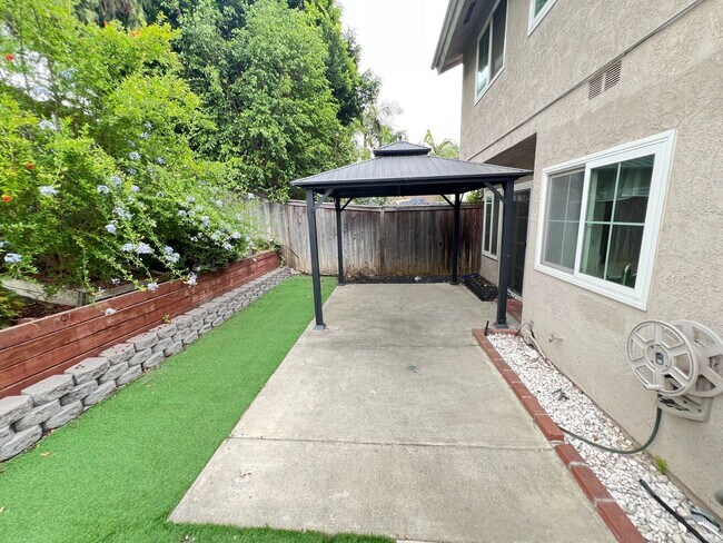 Foto del edificio - Lovely 4 Bed 3 Bath Brea Home With SOLAR