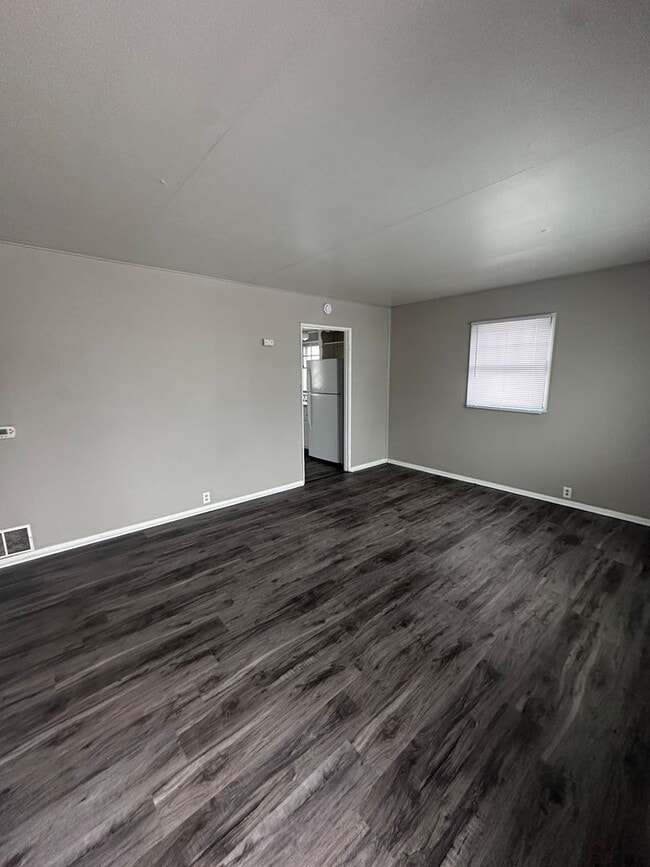 Building Photo - 3 Bedroom 1 Bathroom House