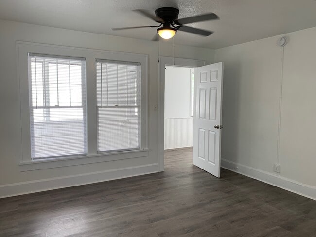 Building Photo - 2 Bed/1 Bath - Unit 12
