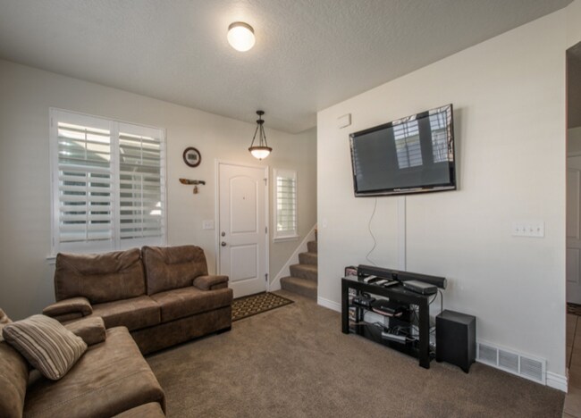 Building Photo - 4 Bed/3.5 Bath Townhome in Herriman!