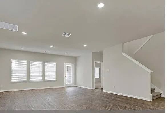 Building Photo - Room in Single Family Home on Bethpage Dr