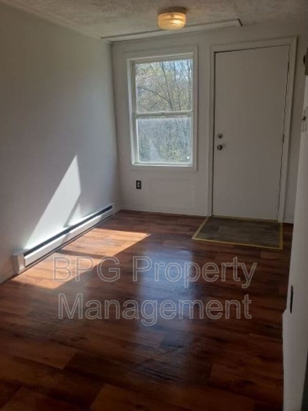 Building Photo - 123 Circle Dr