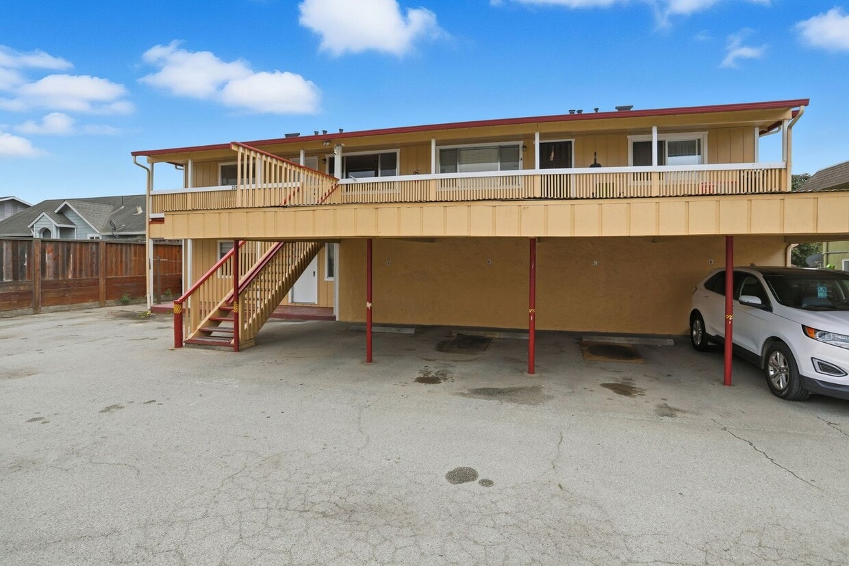 Primary Photo - Spacious Upstairs Unit!