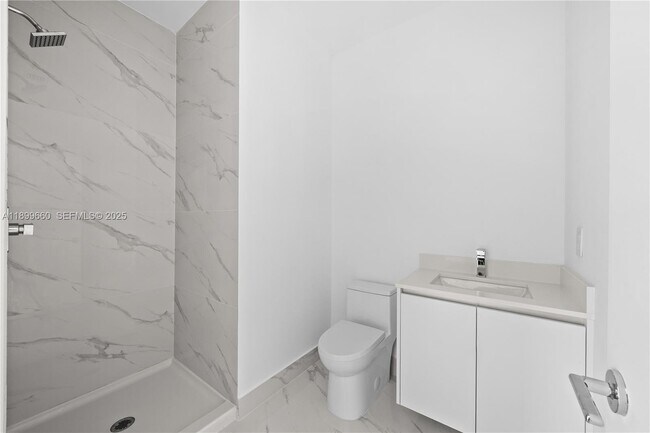 Foto del edificio - 700 NE 24th St