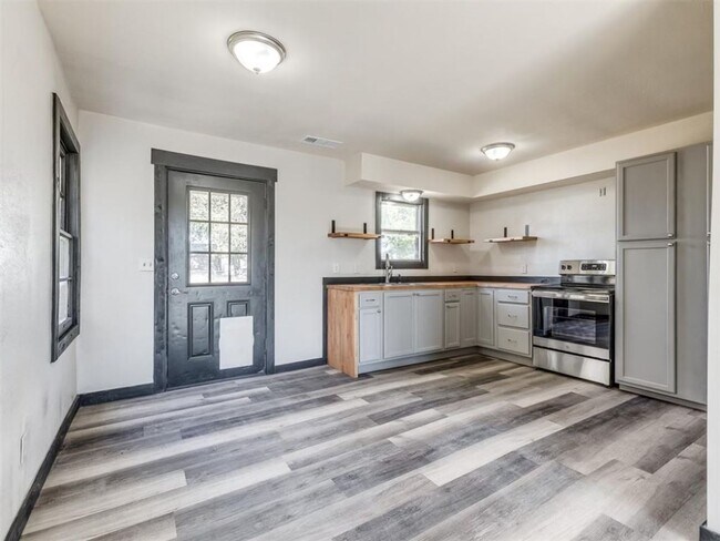 Foto del edificio - 3 bed, 1 bath home in Del City, OK