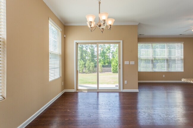 Building Photo - Fantastic, 3 bedroom end unit townhome wit...