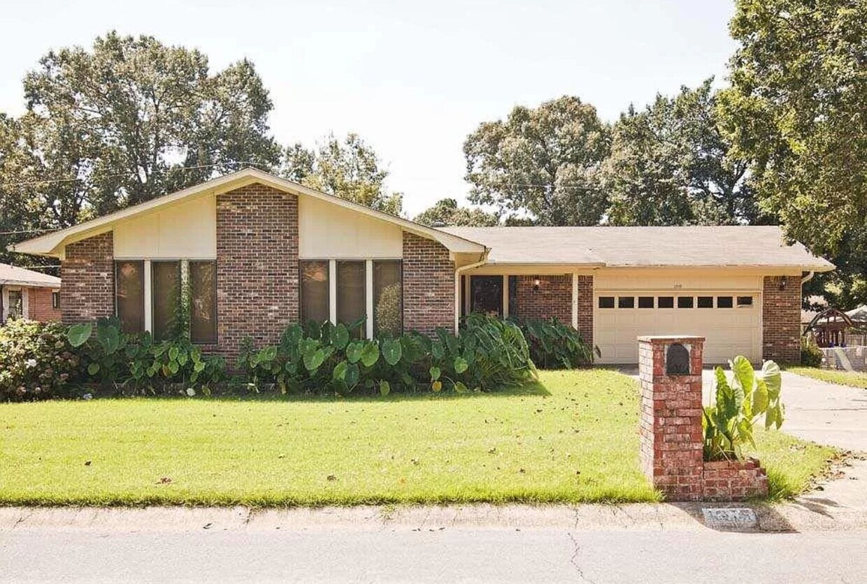 Primary Photo - A Great House in a Quiet Sherwood Neighbor...