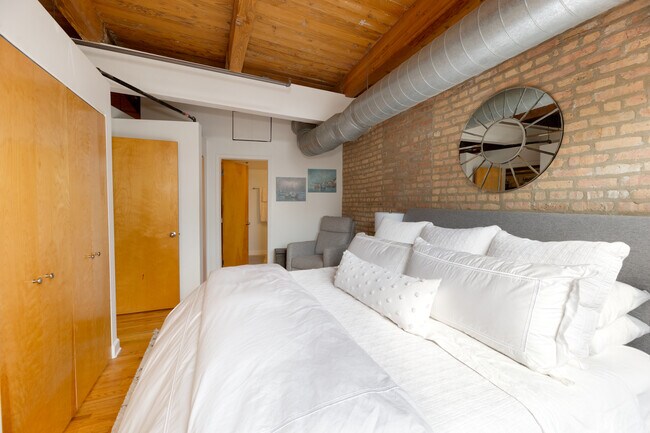 Foto del edificio - 612 N Oakley Blvd