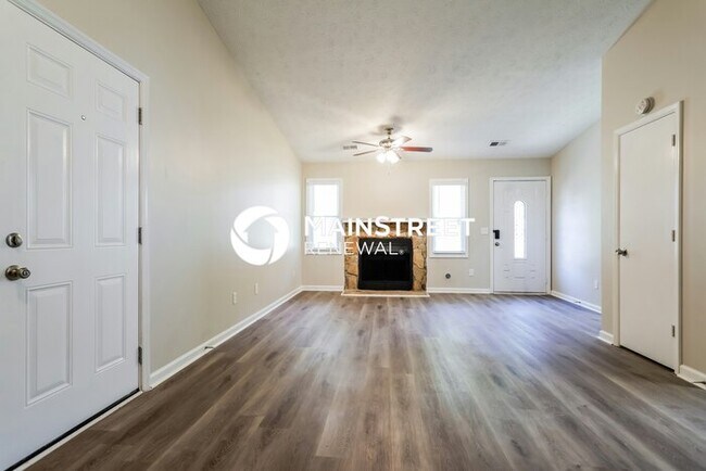 Building Photo - 3 Bedroom Pet-Friendly Home in Lithonia, GA with Main Street Renewal