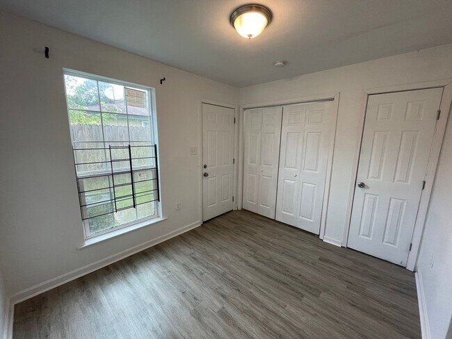 Building Photo - 5561 Dianna Dr.